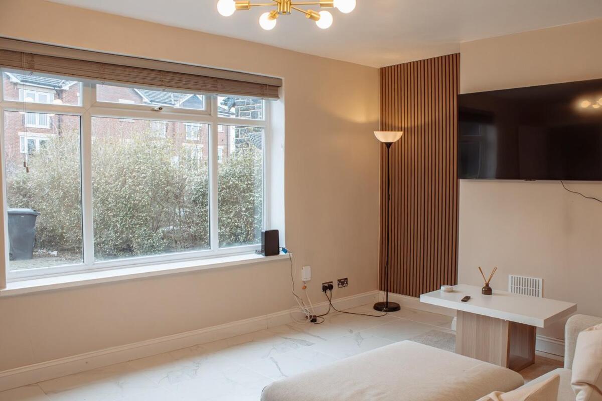 Modern 1-Bed House With Parking Near Kirkstall Villa Horsforth Bagian luar foto